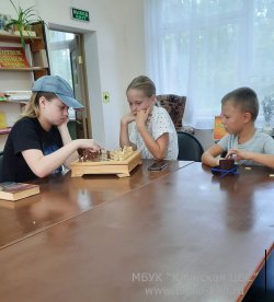 Шахматы – игра, знакомая всем с детства Шахматы – игра, знакомая всем с детства