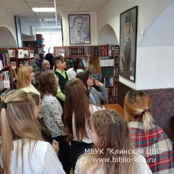 Экскурсия по выставке репродукций Ильи Глазунова